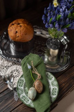 Geleneksel Paskalya Pastası ve Altın Yapraklı Beyaz Yumurtalar Bahar Çiçekleri ile Kırsal Masada