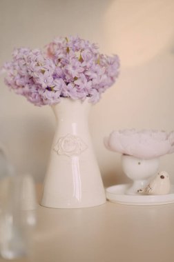 Pastel Bahar Çiçekleri Işık Arkaplanda Zarif Seramik Vazoda