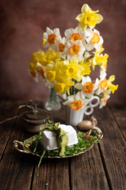 Nergis çiçekleri ve mum yumurtalarıyla Paskalya Hareketsizliği