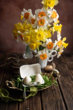 Nergis çiçekleri ve mum yumurtalarıyla Paskalya Hareketsizliği
