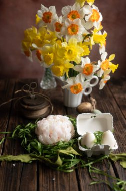 Nergis çiçekleri ve mum yumurtalarıyla Paskalya Hareketsizliği