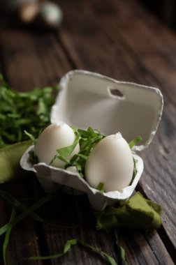 Nergis çiçekleri ve mum yumurtalarıyla Paskalya Hareketsizliği