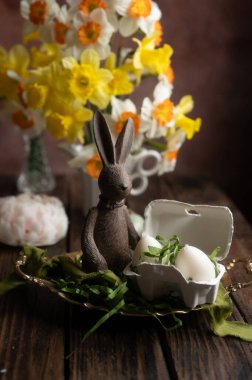 Nergis çiçekleri ve mum yumurtalarıyla Paskalya Hareketsizliği