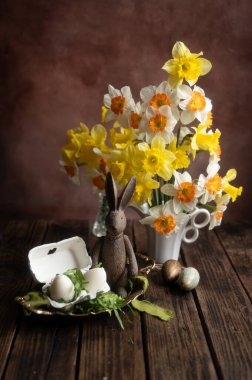 Nergis çiçekleri ve mum yumurtalarıyla Paskalya Hareketsizliği