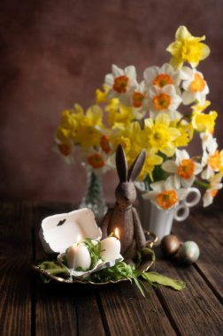 Nergis çiçekleri ve mum yumurtalarıyla Paskalya Hareketsizliği