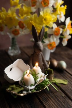 Nergis çiçekleri ve mum yumurtalarıyla Paskalya Hareketsizliği