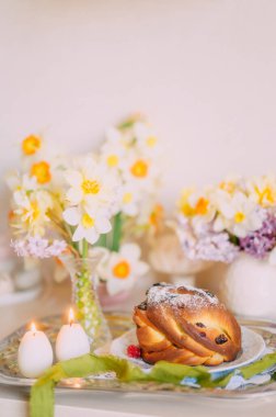 Ekmek çiçekleri ve mumlarla Paskalya sofrası