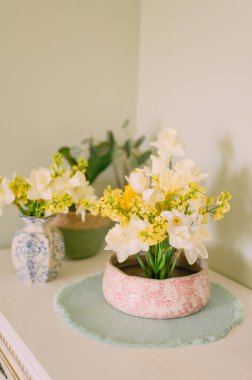 Pastel Tones 'da Beyaz Vazo Zarif Çiçek Düzenleme