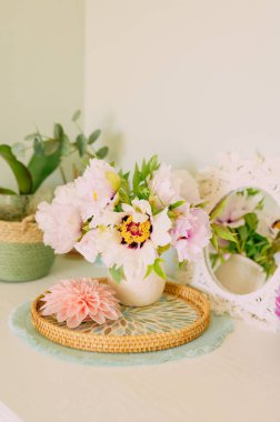 Pastel Tones 'da Beyaz Vazo Zarif Çiçek Düzenleme