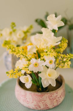 Pastel Tones 'da Beyaz Vazo Zarif Çiçek Düzenleme