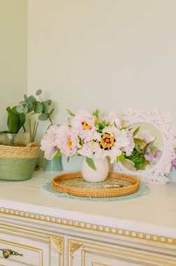 Pastel Tones 'da Beyaz Vazo Zarif Çiçek Düzenleme