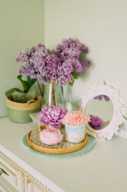 Pembe şakayık çiçeği ve leylak şeklinde el yapımı mum.