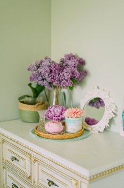 Pembe şakayık çiçeği ve leylak şeklinde el yapımı mum.