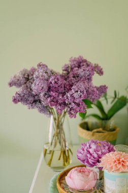 Pembe şakayık çiçeği ve leylak şeklinde el yapımı mum.