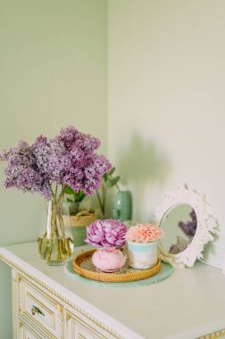 Pembe şakayık çiçeği ve leylak şeklinde el yapımı mum.