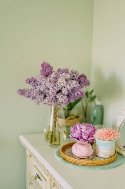 Pembe şakayık çiçeği ve leylak şeklinde el yapımı mum.