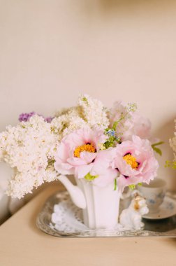 Pastel Tones 'da Beyaz Vazo Zarif Çiçek Düzenleme