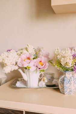 Pastel Tones 'da Beyaz Vazo Zarif Çiçek Düzenleme