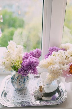 Cam vazoda güzel bir demet mor leylak.