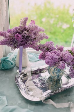 Cam vazoda güzel bir demet mor leylak.