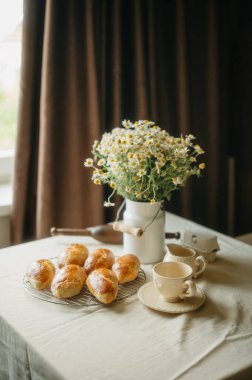 Tatlı Yaz Turtaları ve Daisy Çiçekleri Cottagecore Yemek Fotoğrafı