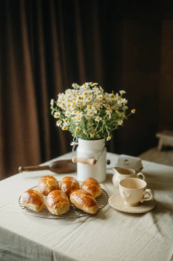 Tatlı Yaz Turtaları ve Daisy Çiçekleri Cottagecore Yemek Fotoğrafı