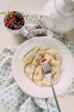Kirazlı beyaz tabakta kirazlı Ukrayna varenisi