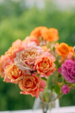 Evin içinde taze bir buket var. 