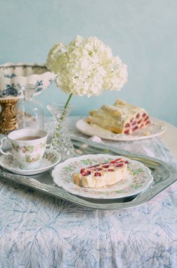 Meyveli Kek ve Ortancalarla Zarif Çay Zamanı