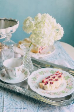 Meyveli Kek ve Ortancalarla Zarif Çay Zamanı