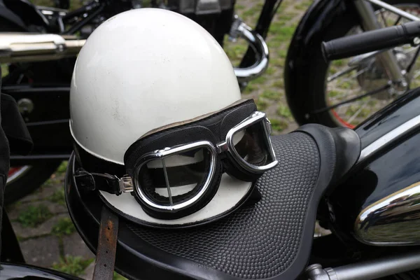 Casco Incidente Vintage Occhiali Protettivi Sul Sedile Del Motociclo — Foto Stock