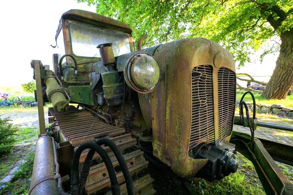 Old Rusty Damaged Caterpillar — Stock Photo, Image