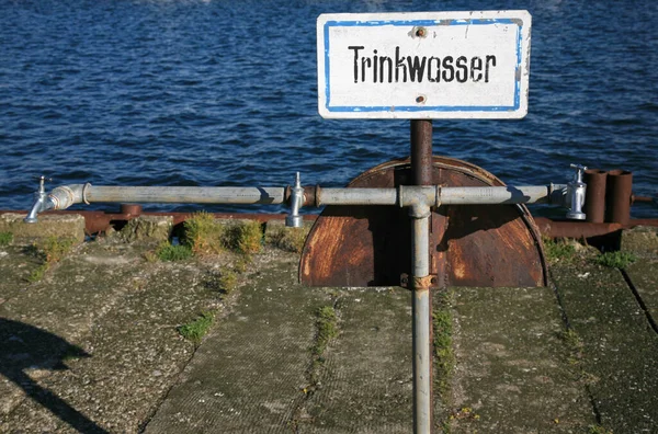 Deutsches Trinkwasser Schild Das Auf Englisch Trinkwasser Bedeutet Und Der — Stockfoto