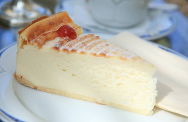 Beyaz tabakta cheesecake