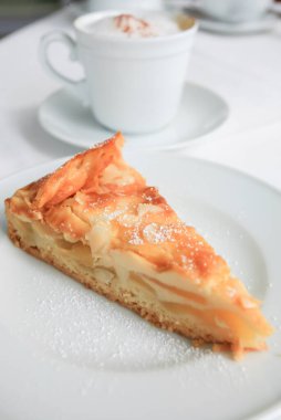 İsveç elmalı keki ve bir fincan kapuçino.