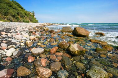Almanya 'da Sassnitz yakınlarında Baltık Denizi' nde doğal plaj