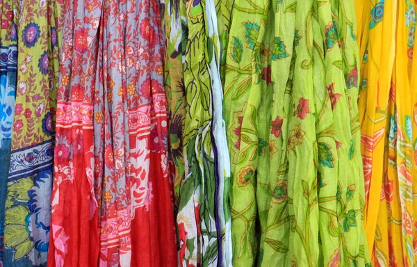 Mnoho Barevných Textilních Šátků Visí Řadě — Stock fotografie