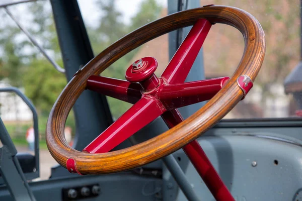Παλιό Ξύλινο Και Μεταλλικό Τιμόνι Vintage Ελκυστήρα — Φωτογραφία Αρχείου