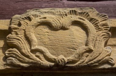 Bir evin girişine kazınmış antik bir kalp süslemesi. 