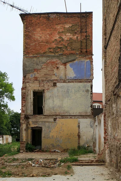 Старый Частично Разрушенный Многоэтажный Дом — стоковое фото
