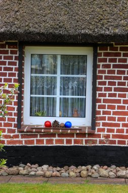 Sazdan çatılı tuğla duvar binasının geleneksel penceresi