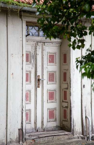 Старая Закрытая Деревянная Дверь Заброшенном Доме — стоковое фото