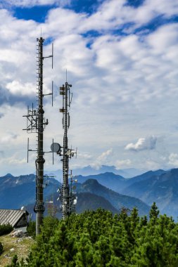 Hücresel anten bir dağ zirvesinde direkler