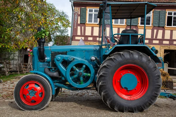 Tracteur Vintage Devant Une Ancienne Ferme Colombages — Photo