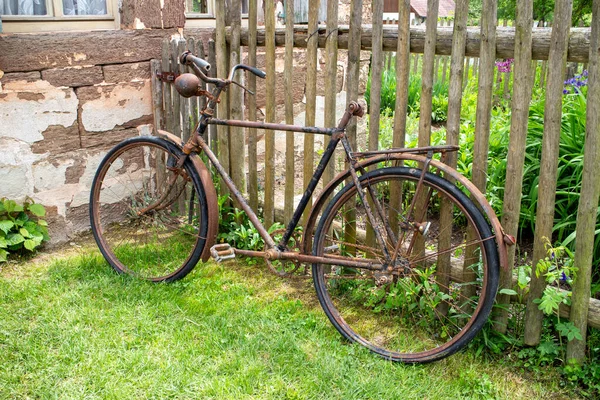 Vieja Bicicleta Oxidada Dañada Apoyada Una Cerca Madera Una Zona — Foto de Stock