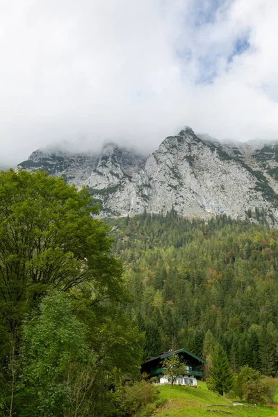 Bavyera Dağlarında Ormanı Geleneksel Bir Çiftlik Evi Olan Güzel Bir — Stok fotoğraf