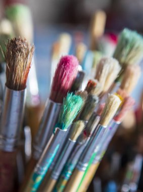Sanat eserleri yaratmak için kullanılan bir sanat stüdyosundaki sanatçı fırçaları.