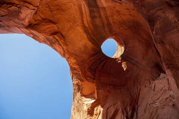 Hoch Aufragende Sandsteinkuppen Mit Einem Bogenloch Fels Monument Valley Der — Stockfoto