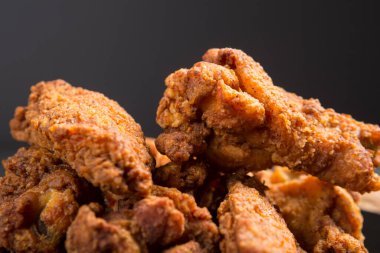 Klasik Güney usulü kızarmış tavuk. Siyah arkaplanı kapat.