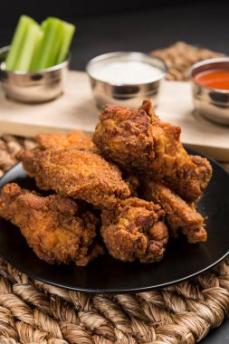 Tabakta kızarmış tavuk kanadı manzarası. Kızarmış kızarmış tavuk Lezzetli akşam yemeği.